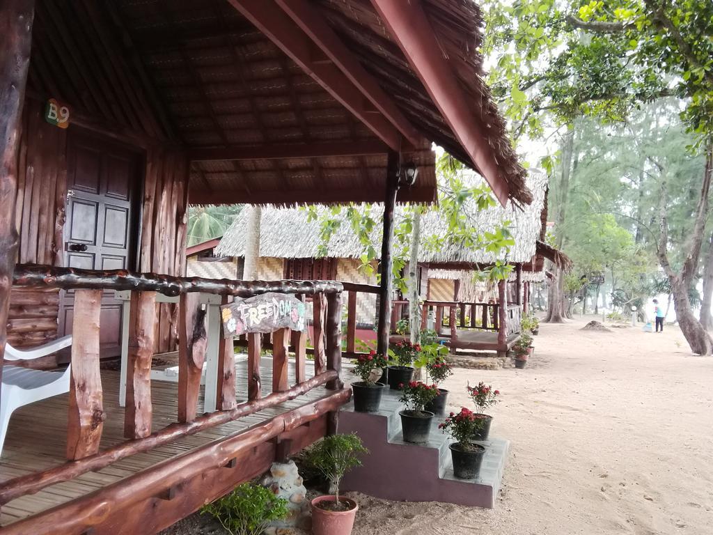 Kohjum Freedom Resort Koh Jum Exterior foto