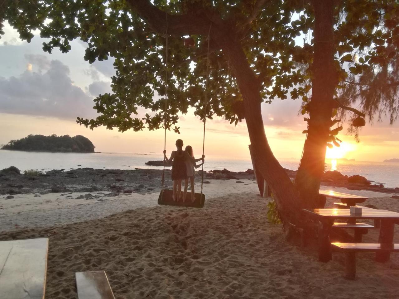 Kohjum Freedom Resort Koh Jum Exterior foto